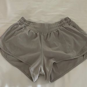 Hotty Hot Low Rise Short 2.5" light gray size 6